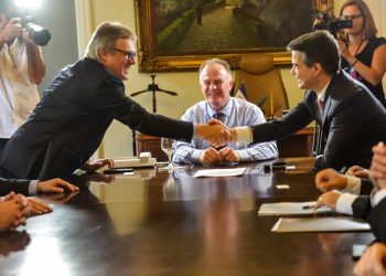 Governador anuncia instalação da maior usina solar no Estado