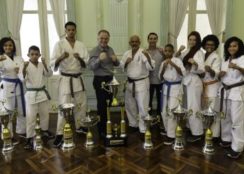Casagrande recebe campeões do atletismo e do karatê no Palácio Anchieta