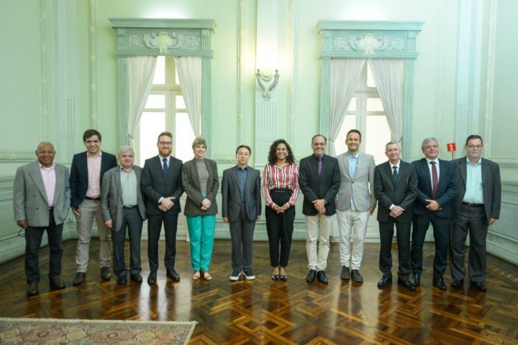 Governadora em exercício discute investimentos em reunião com cônsul da China