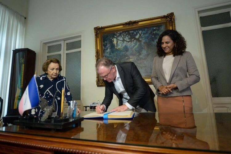 Renato Casagrande reassume Governo após missão internacional