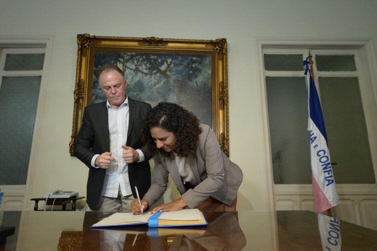 Renato Casagrande reassume Governo após missão internacional