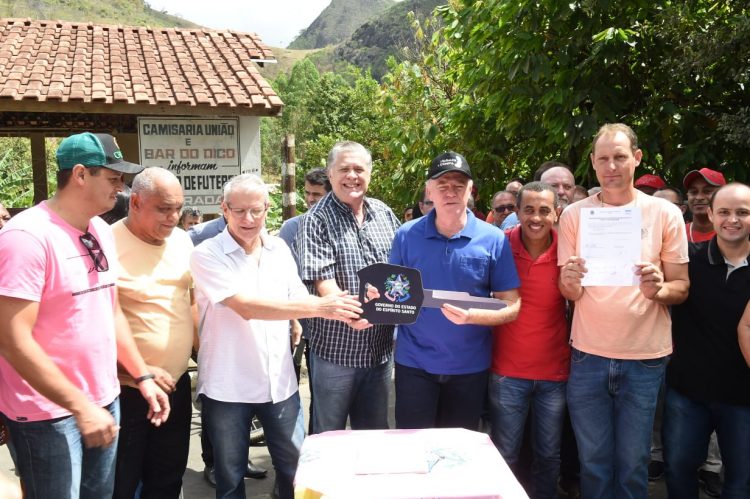 Governo do Estado entrega rodovia e equipamentos agrícolas em Colatina