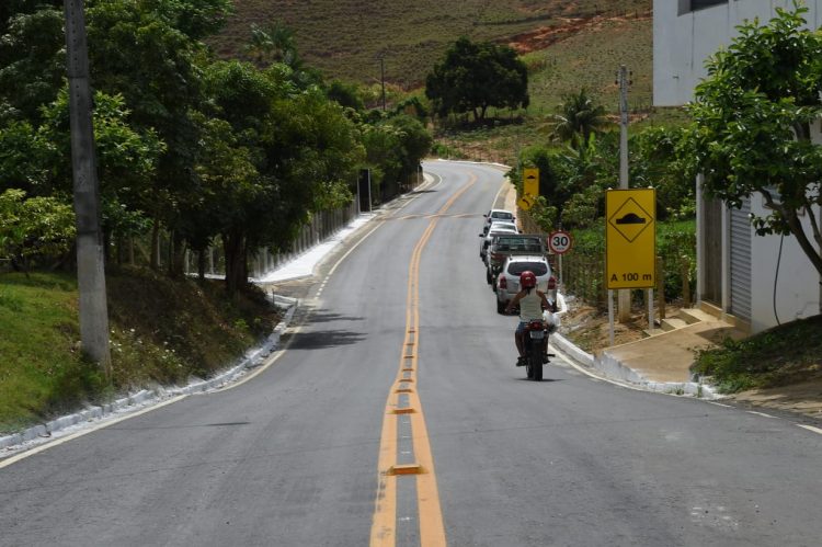 Governo do Estado entrega rodovia e equipamentos agrícolas em Colatina