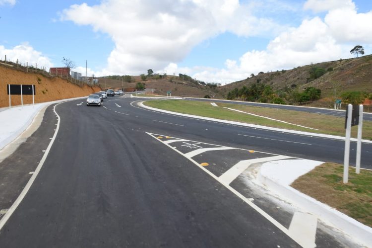 Governo do Estado entrega rodovia e equipamentos agrícolas em Colatina