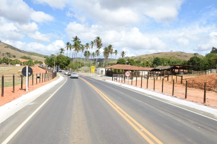 Governo do Estado entrega rodovia e equipamentos agrícolas em Colatina