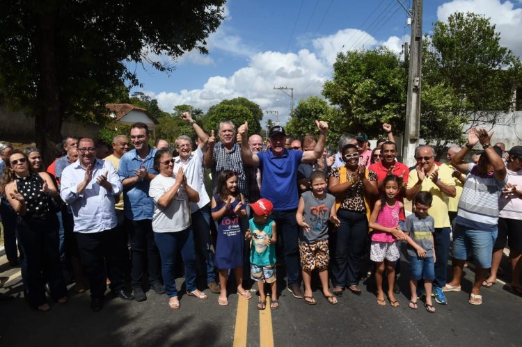 Governo do Estado entrega rodovia e equipamentos agrícolas em Colatina
