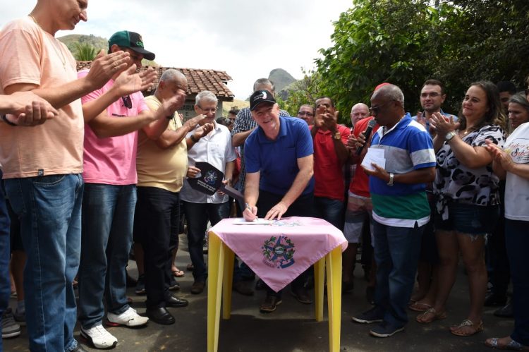 Governo do Estado entrega rodovia e equipamentos agrícolas em Colatina