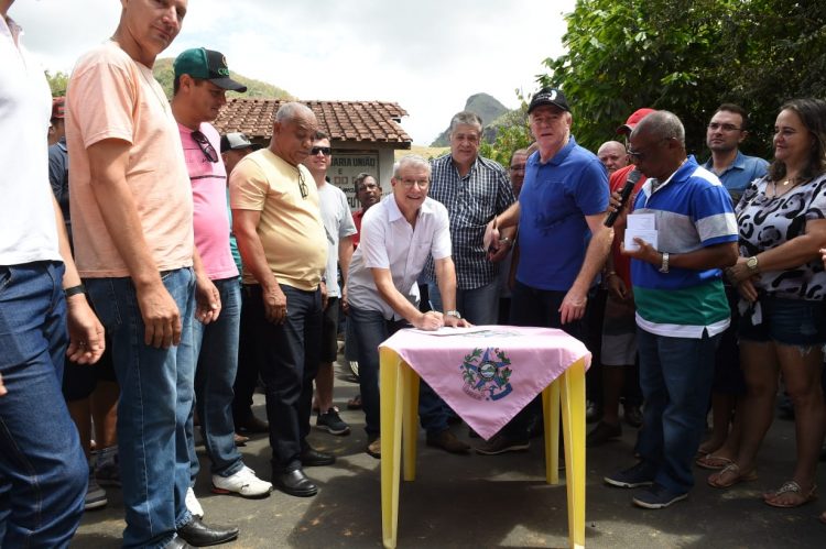 Governo do Estado entrega rodovia e equipamentos agrícolas em Colatina
