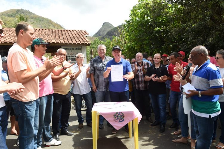 Governo do Estado entrega rodovia e equipamentos agrícolas em Colatina