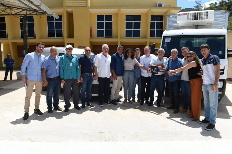 Estado inaugura quadra poliesportiva e faz entrega equipamentos em Alfredo Chaves