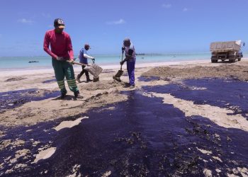 ES faz plano de emergência para chegada de óleo ao litoral capixaba