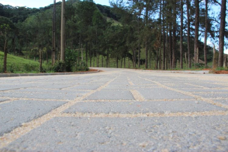 Calçamento rural melhora qualidade de vida em 82 comunidades do Estado