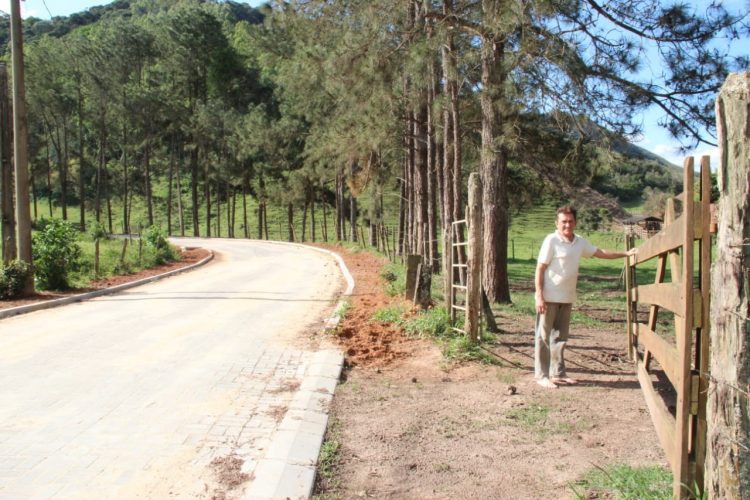 Calçamento rural melhora qualidade de vida em 82 comunidades do Estado