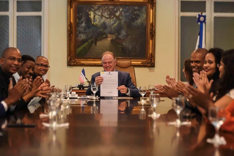Governador assina Projeto de Lei que reserva 20% de vagas para negros em concursos públicos