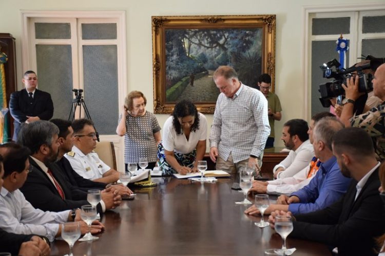 Governador assina Projeto de Lei que estabelece diretrizes para Educação de Tempo Integral