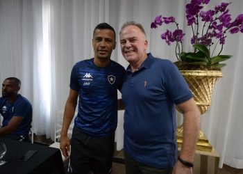 Governador participa de visita à delegação do Botafogo