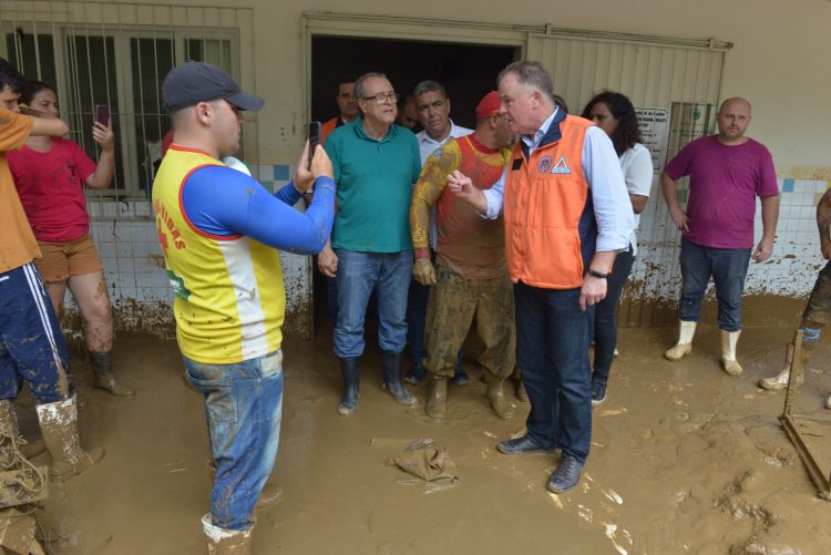 Governador acompanha trabalho de reconstrução das cidades afetadas pelas chuvas