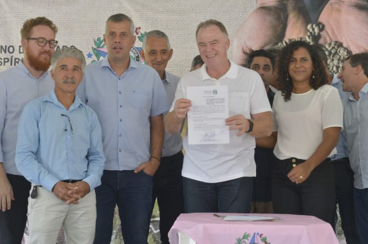 Governador inaugura reforma de creche e autoriza obras em Brejetuba