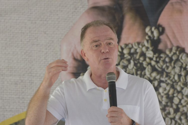 Governador inaugura reforma de creche e autoriza obras em Brejetuba