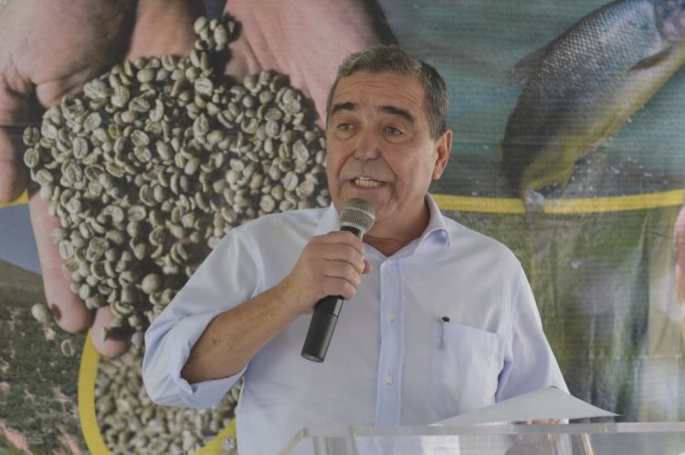 Governador inaugura reforma de creche e autoriza obras em Brejetuba