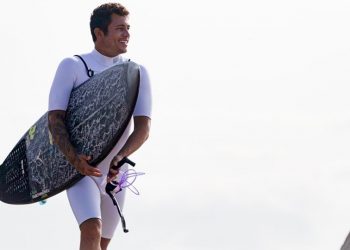 Contemplado pelo Bolsa Atleta, Krystian Kymerson disputa etapa do circuito nacional de surfe