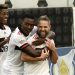 Flamengo goleia Corinthians, vira líder e deixa rival perto da zona de rebaixamento