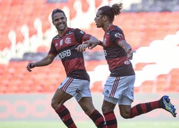 Flamengo vence Corinthians e terá final antecipada com Inter