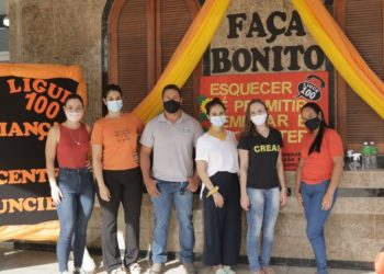 Nova Venécia: Panfletos são entregues por meio da Assistência Social para chamar a atenção sobre o combate ao abuso sexual e exploração de crianças e adolescentes