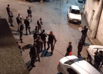 Ônibus quebrado e tiros de borracha: adolescente morre após confronto e moradores protestam