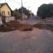 Prefeitura de Nova Venécia interdita rua para melhorias na rede de esgoto.