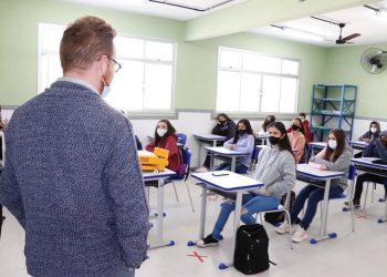 Secretário da Educação visita escolas de Iúna e Muniz Freire