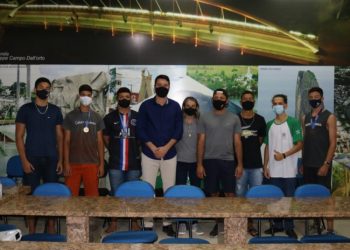 Atletas medalhistas tem agenda com prefeito de Nova Venécia