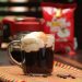 Usando quatro ingredientes, aprenda a preparar um drink de café com conhaque e chantilly