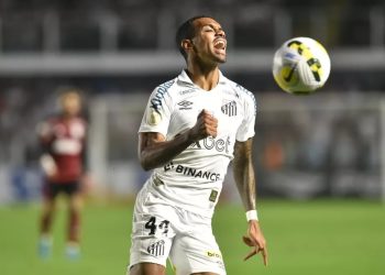 Felipe Jonatan ou Lucas Pires? Laterais disputam vaga no Santos às vésperas do clássico