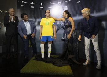 Marta é homenageada com estátua de cera no Museu da Seleção Brasileira