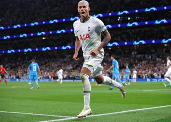 Richarlison chora com familiares após estreia na Champions: “Foram anos de luta”