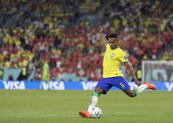 Alex Sandro tem lesão no quadril e está fora do duelo da Seleção contra Camarões
