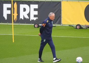 A uma semana da estreia, Tite deve definir hoje time titular