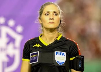 Quem é Neuza Back, brasileira que vai compor 1º trio de arbitragem feminino na Copa
