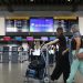 Uso de máscara em avião e aeroporto deixa de ser obrigatório no Brasil