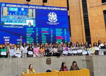 Marcelo Santos homenageia servidoras da Assembleia Legislativa no Dia da Mulher