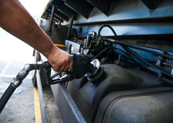 Diesel sobe R$ 0,22 nas distribuidoras neste sábado (1º)