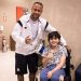 Neymar visita fã com doença rara em hospital no ES