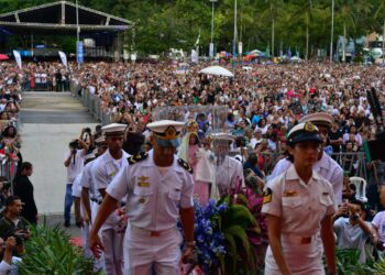 Fiéis lotam Prainha e se emocionam no encerramento da Festa da Penha